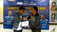 Viking Persib Club (VPC) memberikan penghargaan kepada empat mantan pemain Persib Bandung yang telah diputus kontrak, yakni Atep, Eka Ramdani, Airlangga Sucipto, dan Tony Sucipto. (Bola.com/Erwin Snaz)