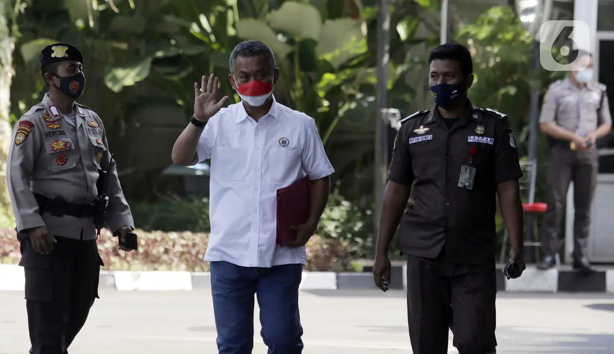 Ketua DPRD DKI Jakarta Prasetyo Edi Marsudi (tengah) melambaikan tangan saat tiba di halaman Gedung Komisi Pemberantasan Korupsi (KPK), Jakarta, Selasa (21/9/2021). Prasetyo akan menjalani pemeriksaan dalam kasus dugaan korupsi pengadaan lahan di Munjul pada tahun 2019. (Liputan6.com/Angga Yuniar)