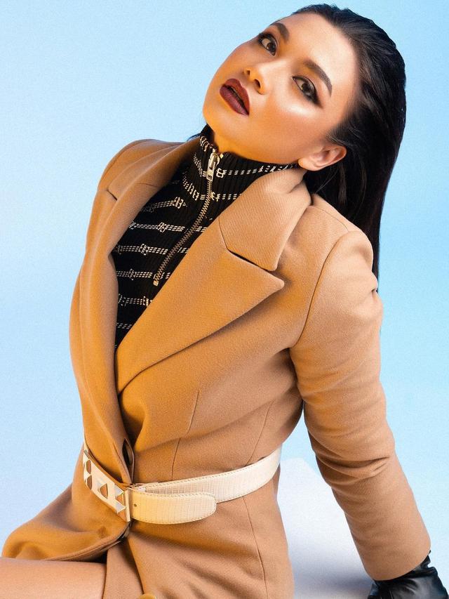 7 Gaya Pemotretan Angela Gilsha dalam Tema Classe Confidentiel, Memesona