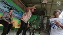 Wakil Walikota Depok, Pradi Supriatna (tengah) melihat hasil timbangan ikan saat menghadiri turnamen Jurnalis Mancing Indonesia di Kolam Pemancingan Deluna, Depok, Sabtu (6/4). Turnamen yang diikuti 120 peserta se-Jabodetabek dan Bandung merebutkan piala Menteri PDTT dan uang. (Liputan6.com/HO/Eko)