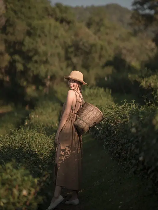 Pemeran hantu Pee Mak ini tetap terlihat cantik saat berkebun. Davika yang berpose di kebun ini tetap memperlihatkan sisi cantiknya dengan pamer kaki jenjang. Tidak heran, aura cantiknya Davika Hoorne ini sukses menyita perhatian para penggemarnya. (Liputan6.com/IG/@davikah)