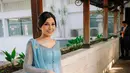 Didesain oleh Renzi Lazuardi, kebaya biru ini membalut tubuh Nisya Ahmad dengan amat baik. Di bagian salah satu bahu, terdapat selendang biru polos yang dilipit cantik. [Foto: Instagram/nissyaa]