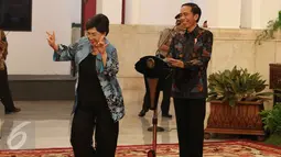 Penyanyi Titiek Puspa berjoged di depan Presiden Jokowi saat merayakan Hari Musik Nasional 2017 di Istana Negara, Jakarta, Kamis (9/3). Hari Musik Nasional diperingati setiap tanggal 9 Maret. (Liputan6.com/Angga Yuinar)