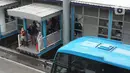 Penumpang menunggu kedatangan bus Transjakarta di Shelter Harmoni, Jakarta, Kamis (5/11/2020). PT Transportasi Jakarta (Transjakarta) menargetkan di tahun 2030 seluruh armada merupakan bus listrik. Diharapkan total bus listrik mencapai 12.120 unit diakhir tahun 2030. (Liputan6.com/Immanuel Antonius)