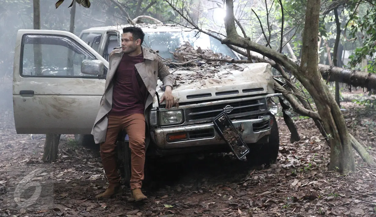 Ridho Rhoma saat pembuatan video 'Mengapa' di kawasan Cibubur, Jakarta, Kamis (9/2). Ridho Rhoma berharap bisa menyentuh penikmat musik muda dan pasar yang lebih luas. (Liputan6.com/Herman Zakharia) 