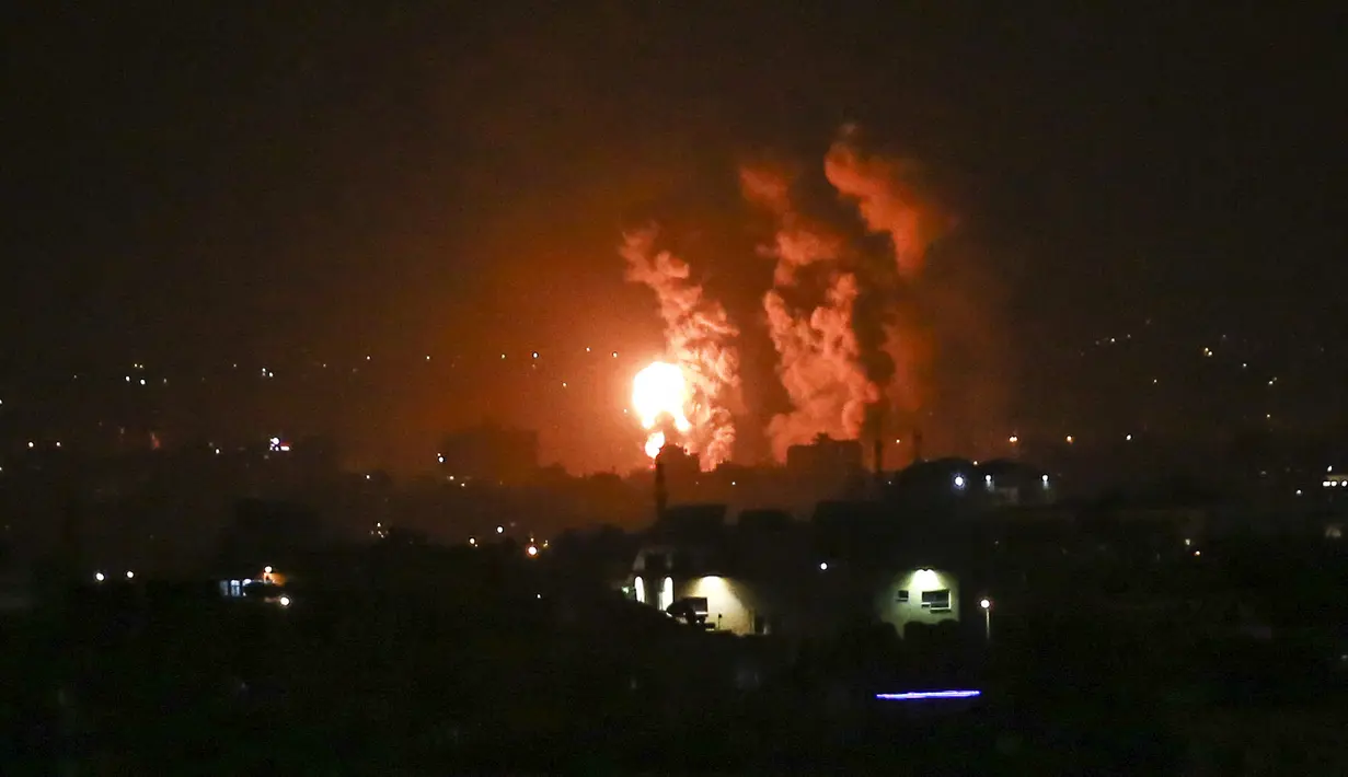 <p>Api dan asap membubung selama serangan udara Israel di Jalur Gaza tengah (21/4/2022). Jet Israel menyerang Gaza dini hari 21 April, beberapa jam setelah gerilyawan di daerah kantong Palestina menembakkan roket ke negara Yahudi itu. (AFP/BASHAR TALEB)</p>