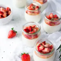 Pannacotta stroberi/copyright: unsplash/karly gomez