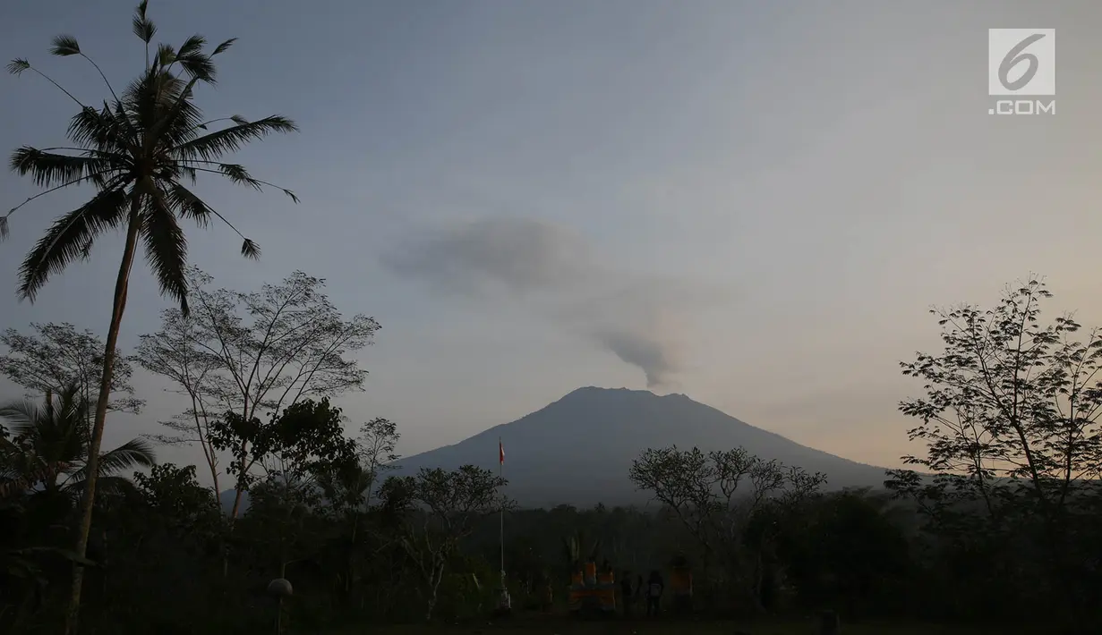 Asap putih dari kawah Gunung Agung terlihat di Karangasem, Bali, Rabu (6/12). Pusat Vulkanologi dan Mitigasi Bencana Geologi meminta masyarakat tidak melakukan aktivitas di Kawasan Rawan Bencana III yang telah ditentukan. (Liputan6.com/Immanuel Antonius)