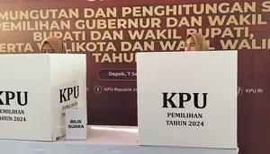 Salah seorang warga memperagakan proses pemungutan suara yang dilaksanakan KPU RI di salah satu TPS wilayah Kukusan, Depok, Jawa Barat. (Liputan.com/Dicky Agung Prihanto)