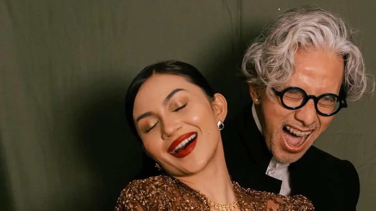 Ariel Tatum Merias Wajahnya Sendiri dengan Gaya Makeup Flawless Glam