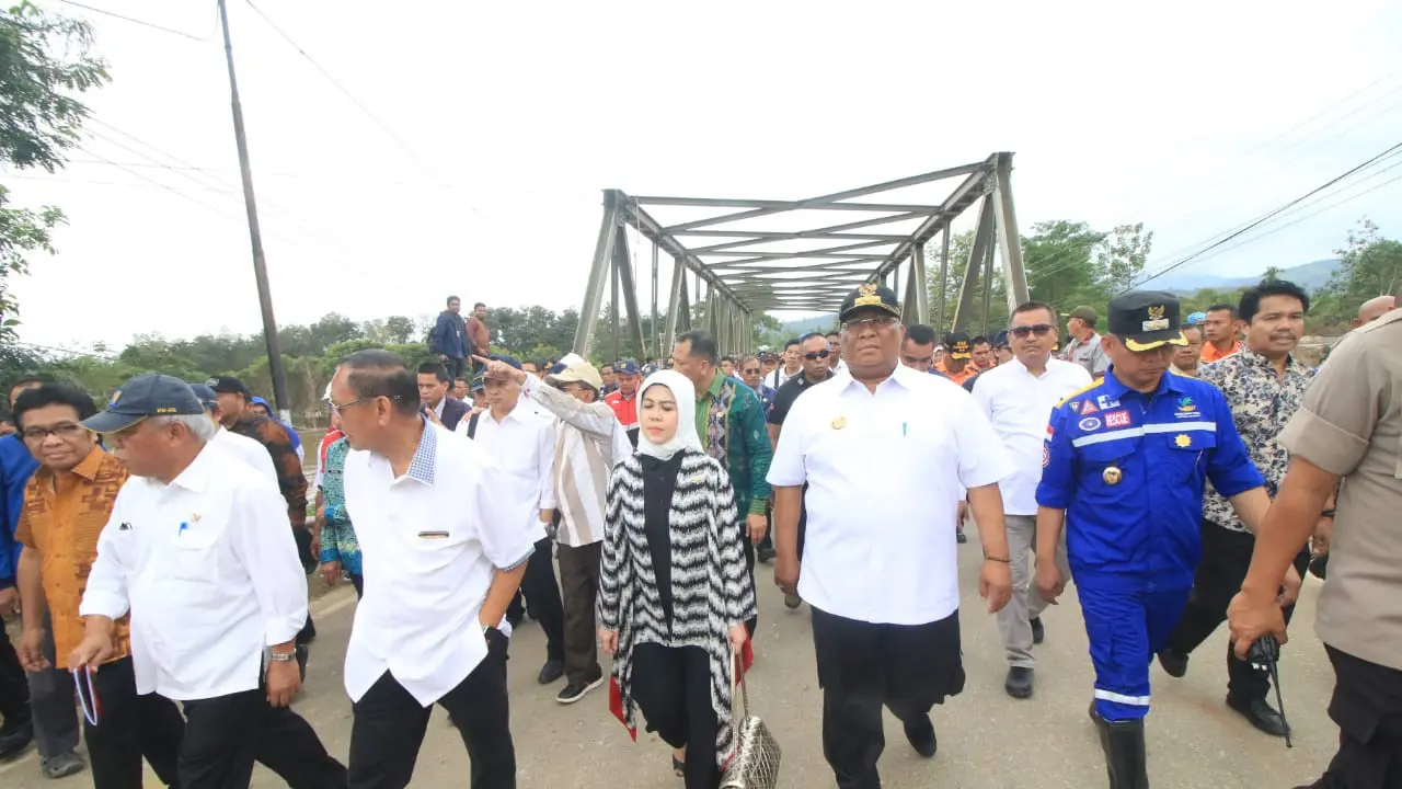 Menteri PUPR RI bersama Komisi V, mengunjungi wilayah banjir di Kabupaten Konawe, Kamis (20/6/2019).(Liputan6.com/Ahmad Akbar Fua)