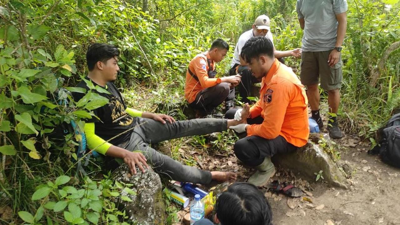 Proses evakuasi pendaki yang tersesat di Gunung Lamongan oleh TRC BPBD Lumajang (Istimewa)