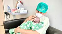 Raffi Ahmad menggendong baby R. (Foto: Instagram @raffinagita1717)