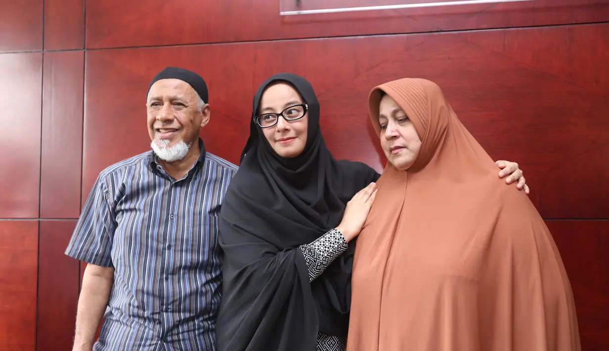 "Saya berpikir dulu, setelah beberapa hari baru bilang. Dia nggak mengelak, dia bilang sudah lah, ini kan takdir. Dia selalu berkedok ini takdir," kata Putri. (Nurwahyunan/Bintang.com)