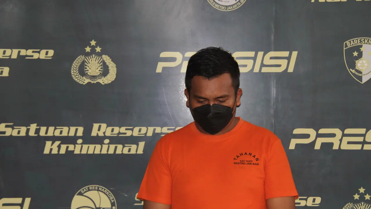 Polres Metro Jakarta Barat, menetapkan sopir taksi online inisial C (29) sebagai tersangka pemerasan (Rahmat Baihaqi/Merdeka.com)