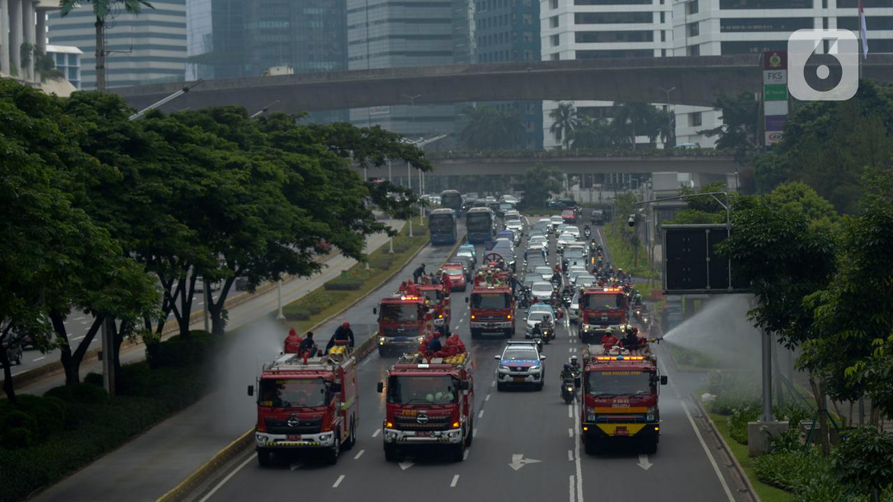 Mobil Damkar Dikerahkan Semprot Disinfektan di Jalan Protokol Jakarta