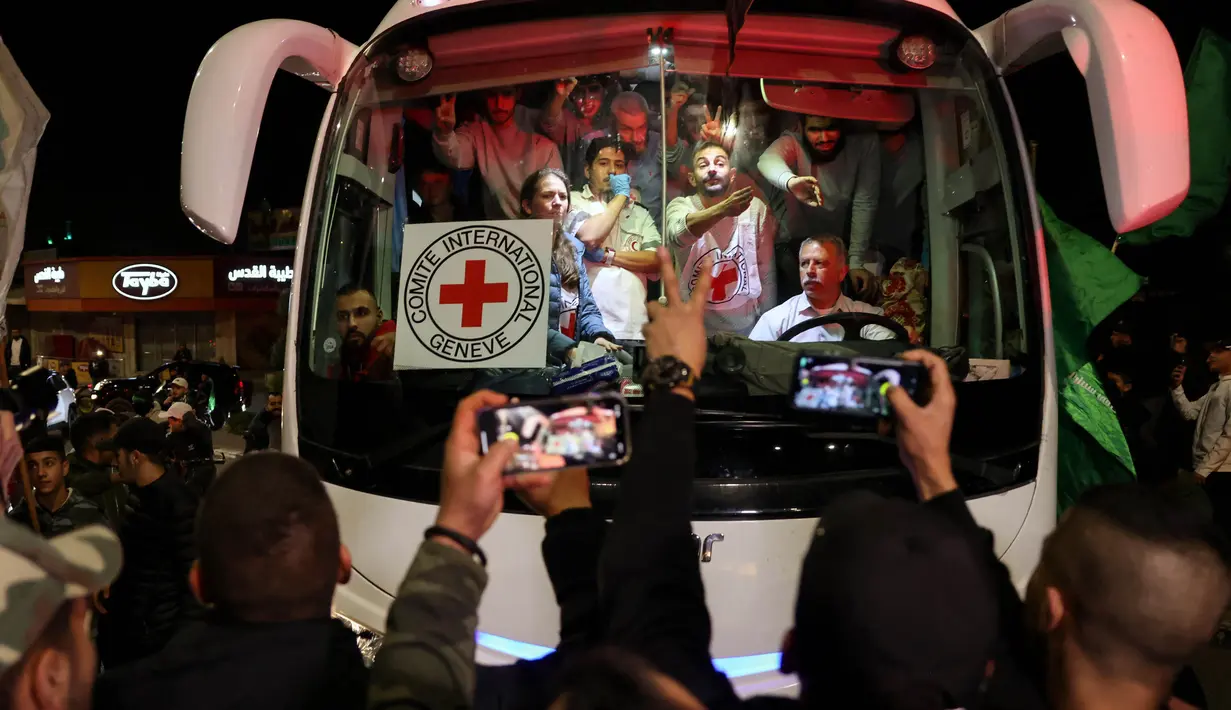Pembebasan tahanan ini di bawah ketentuan perjanjian gencatan senjata antara Israel dan Hamas di Jalur Gaza. (AHMAD GHARABLI/AFP)
