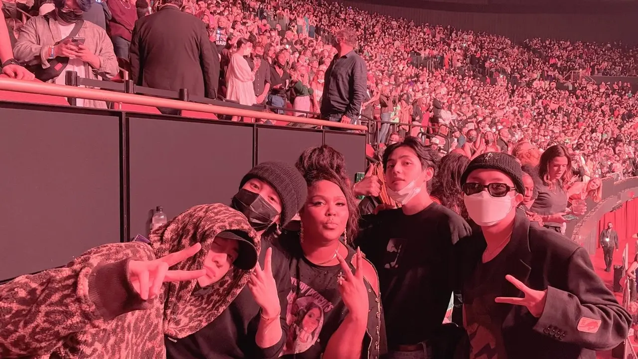 Potret 4 anggota BTS dan Lizzo dalam konser Harry Styles