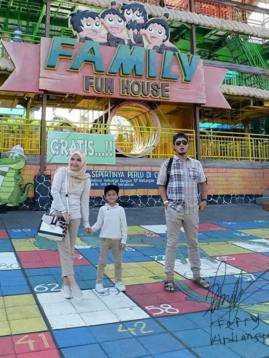 Setelah pertemuan tersebut, bintang sinetron itu terus menjalin hubungan dengan kakak Zaskia Adya Mecca tersebut. Tak butuh waktu lama bagi Ferry untuk mempersunting Tasya. (Instagram/ferryardiansyah19)