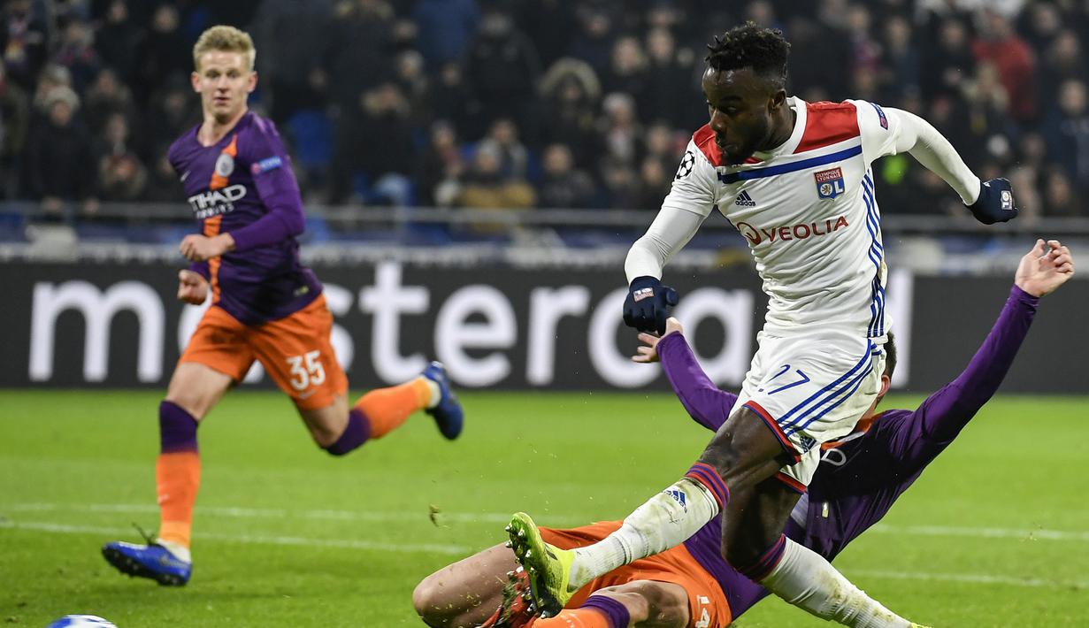 Maxwel Cornet tampil apik usai mencetak dua gol ke gawang Manchester City pada laga lanjutan liga champions yang berlangsung di stadion Parc Olympique Lyonnais, Prancis, Rabu (28/11). Lyon bermain imbang 1-1 kontra Manchester City. (AFP/Jeff Pachoud)