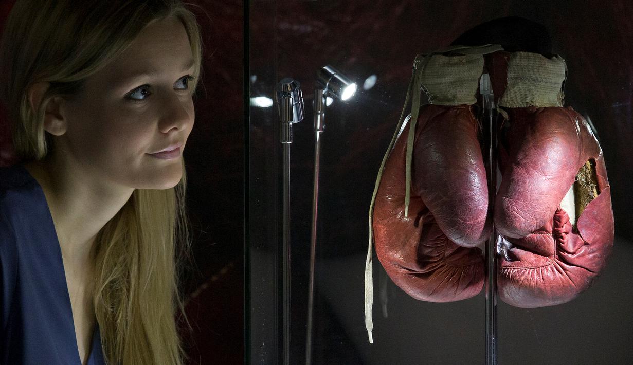 Sarung tinju Muhammad Ali yang digunakan saat melawan Henry Cooper tahun 1963 dipajang jelang pameran perjalanan hidup Muhammad Ali dengan judul "I Am The Greatest" di O2 Arena, London, Inggris, (3/3/2016). (AFP/Justin Tallis)