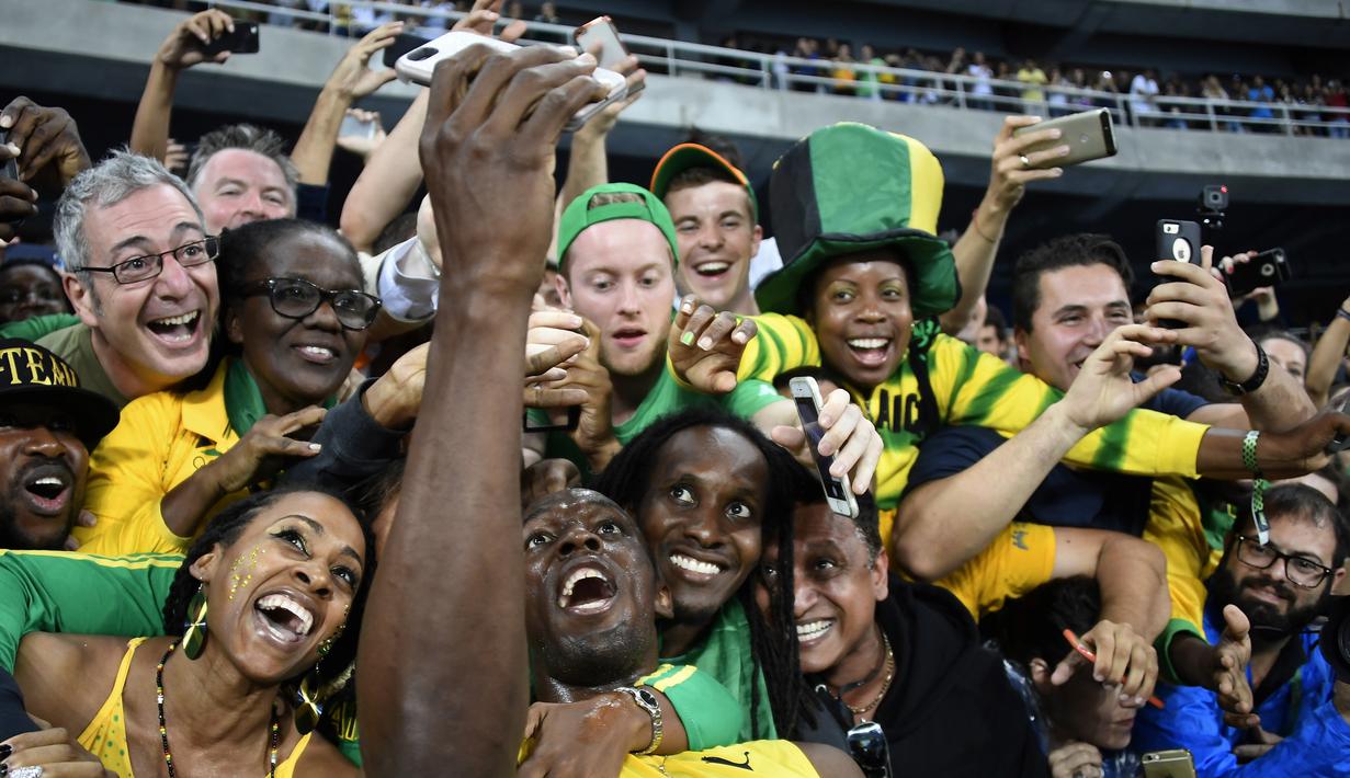 Sebelumnya, Usain Bolt juga meraih medali emas 100m yang ketiga kali secara beruntun. Tak heran bila Bolt disebut legenda sprint dunia karena merajai nomor 100m dan 200m dalam tiga olimpiade terakhir. (AFP/Damien Meyer)