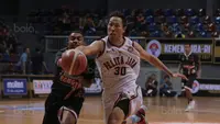 Pebasket Pelita Jaya, Prawiro Xaverius (kanan) berebut bola dengan pebasket Hangtuah Sumsel pada laga Perbasi Cup 2017 di Sports Mall, Kelapa Gading, Jakarta, (09/11/2017). Pelita Jaya menang 67-58. (Bola.com/Nick Hanoatubun)