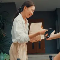 Ilustrasi Belanja Online. (c) Shutterstock/Tirachard Kumtanom