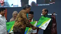 Direktur Jenderal Kebudayaan, Hilmar Farid saat memberikan perlindungan BPJS Ketenagakerjaan kepada 67 pelaku budaya.