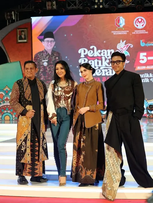 Teranyar, ia menjadi juri fashion show pada acara Pekan Batik Daerah Budaya Bangsa di Alun-alun Bojonegoro yang berlangsung pada 5 - 8 Juni 2024 lalu.  [@arumibachsin_94].