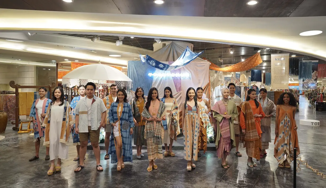 Koleksi-koleksi resort wear Tobatenun hadir desain kasual dan ringan. Mulai dari dress, long outer, hingga kemeja. Dengan palet warna earth tone, koleksi ini sempurna sebagai pelengkap gaya liburan kamu. [Dok/Tobatenun]