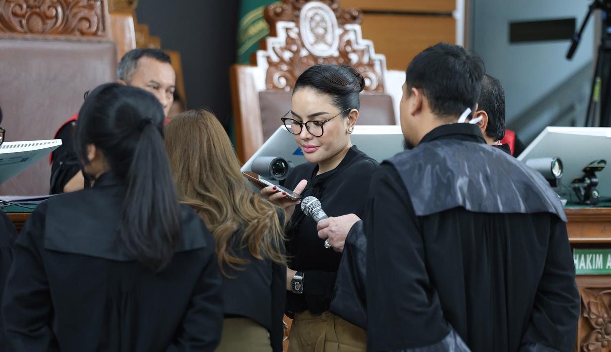 Nikita Mirzani didakwa dengan Pasal 27B ayat (2) UU ITE, Pasal 369 KUHP tentang pemerasan, serta Pasal 3, 4, dan 5 UU TPPU. (Kapanlagi.com/Budy Santoso)