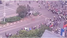 Ledakan dan letusan tembakan terjadi di sekitar Gedung Sarinah, Jalan MH Thamrin, Jakarta. Terdapat 6 ledakan diduga bom mengguncang perempatan Sarinah, Jakarta Pusat. Baku tembak juga terjadi. Pantauan Liputan6.com di lokasi, Kamis (14/1/2016), aparat ke