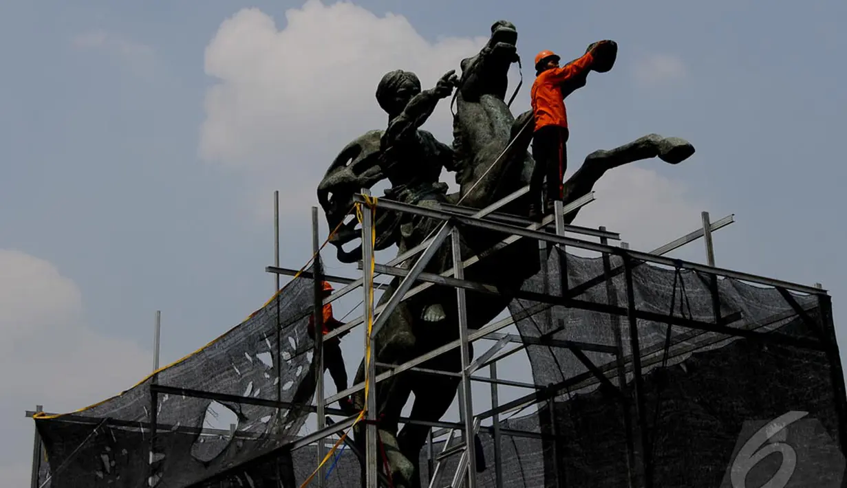 Patung Diponegoro mulai dibersihkan melalui Balai Konservasi Pemprov DKI Jakarta, Senin (22/09/2014) (Liputan6.com/Faizal Fanani)