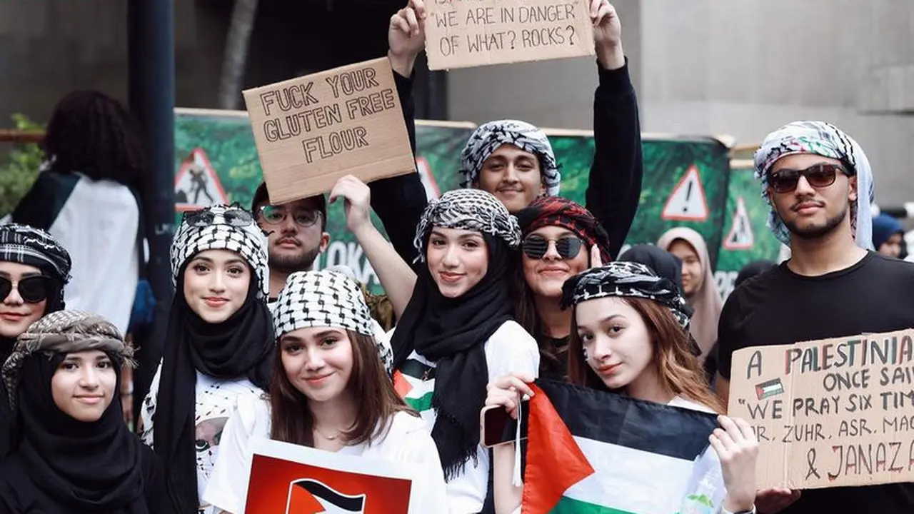 Syifa Hadju Kenakan Sorban Saat Ikut Aksi Damai Bela Palestina
