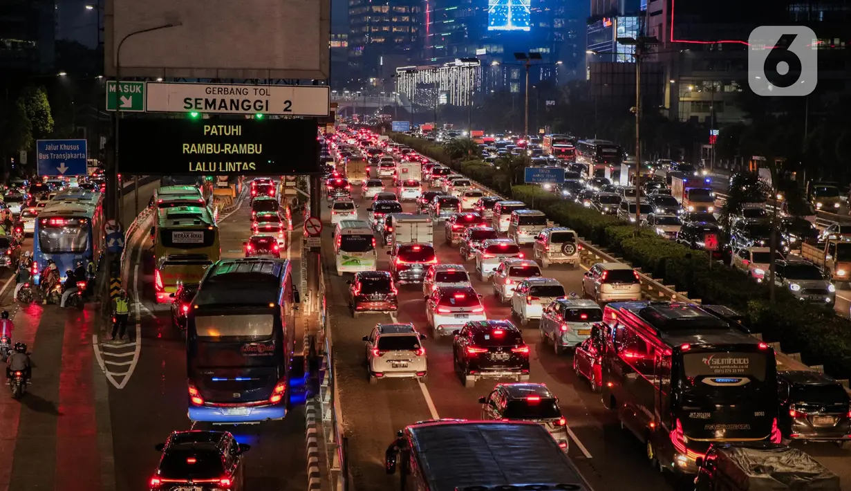 Suasana ruas Jalan Gatot Subroto dan Tol Dalam Kota di Jakarta, Jumat (20/1/2023). Menjelang libur panjang akhir pekan dan tahun baru Imlek sejumlah ruas jalan Ibu Kota terutama yang mengarah keluar kota dipadati kendaraan. (Liputan6.com/Faizal Fanani)