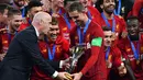 Gelandang Liverpool, Jordan Henderson, menerima trofi Piala Dunia Antarklub 2019 setelah mengalahkan Flamengo di Stadion Internasional Khalifa, Doha, Minggu (21/12). Liverpool menang 1-0 atas Flamengo. (AFP/Giuseppe Cacace)