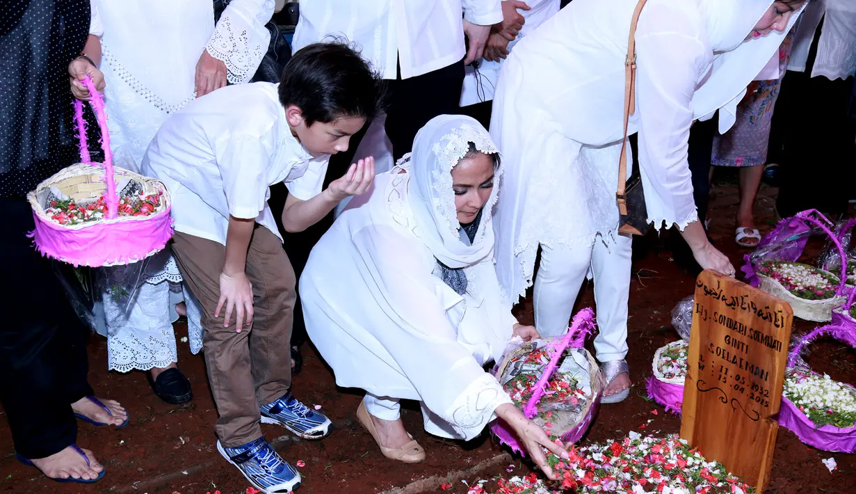 Suasana pemakaman ibu dari Maudy Koesnaedi (Wimbarsana/bintang.com)