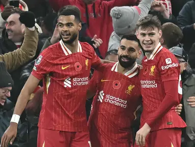 Pemain Liverpool, Mohamed Salah (tengah) merayakan golnya dengan rekan setimnya saat pertandingan sepak bola Liga Premier Inggris melawan Aston Villa di Stadion Anfield di Liverpool, pada Sabtu 9 November 2024 waktu setempat atau Minggu 10 November 2024 dini hari WIB. (Paul ELLIS/AFP)