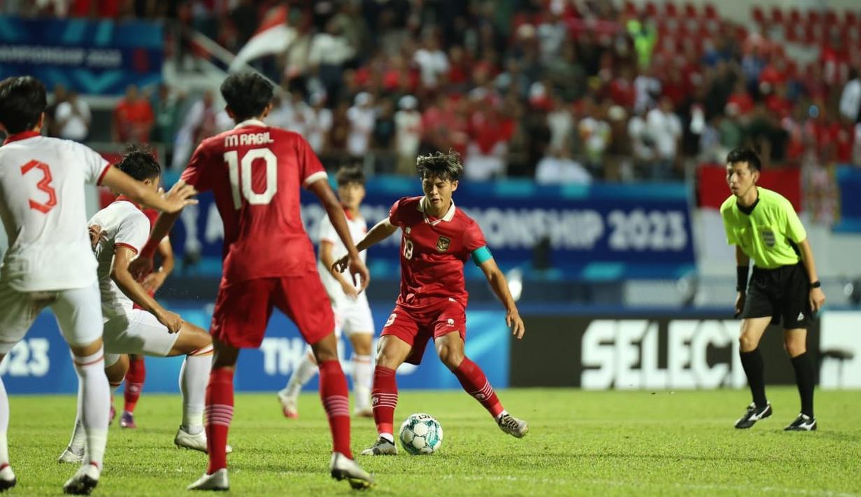 Pemain Timnas Indonesia U-23, Alfeandra Dewangga (kanan), menendang bola ke gawang Timnas Vietnam dalam pertandingan final Piala AFF U-23 2023 yang berlangsung di Rayong Province Stadium, Thailand, Sabtu (26/8/2023) malam WIB. (Dok. PSSI)