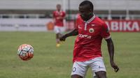 Striker Persija Jakarta, Greg Nwokolo, berusaha mengontrol bola saat melawan PS TNI pada laga Torabika Soccer Championship 2016 di Stadion Pakansari, Bogor, Jumat (15/10/2016). Persija menang 2-1 atas PS TNI. (Bola.com/Vitalis Yogi Trisna)