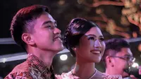 Gayanya pun terlihat serasi dengan perpaduan kebaya dan batik khas pasangan Jawa [@kaesangp]