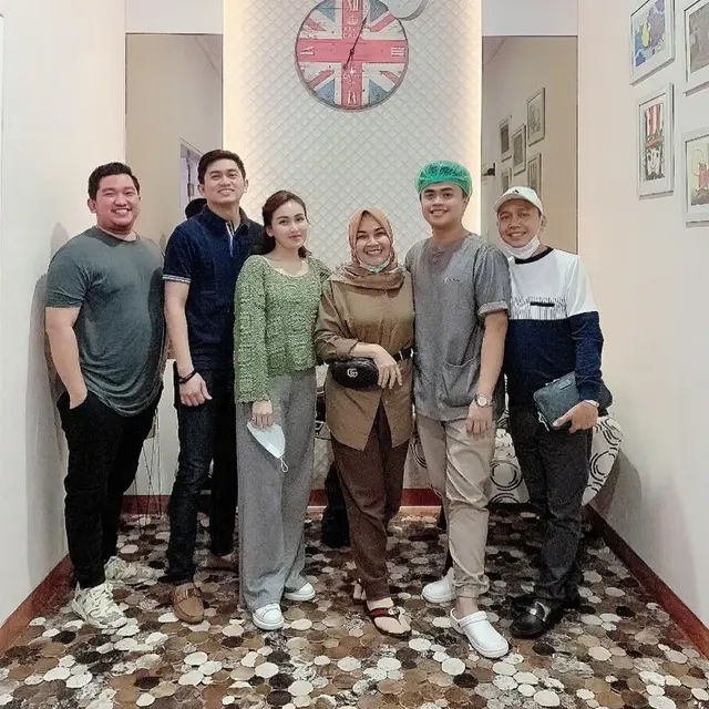 6 Potret Kedekatan Ibu Ayu Ting Ting dan Adit Jayusman, Calon Menantu Kesayangan