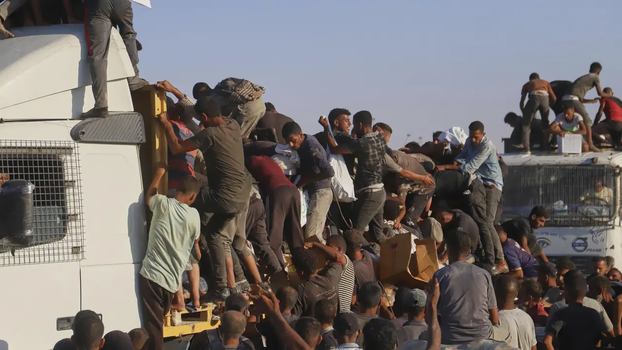 Warga Gaza Serbu Truk Pembawa Bantuan Kemanusiaan