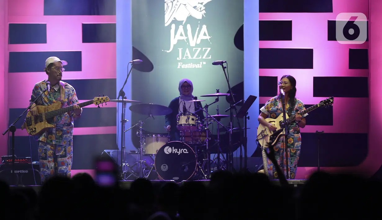 Duo musisi Endah N Rhesa tampil pada hari pertama BNI Java Jazz Festival 2022 di JIExpo Kemayoran, Jakarta, Jumat (27/5/2022). Perhelatan musik BNI Java Jazz Festival 2022 digelar pada 27-29 Mei dengan menampilkan musisi-musisi dari dalam dan luar negeri. (Liputan6.com/Johan Tallo)
