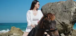 Aaliyah Massaid berkuda di Pantai Nihiwatu. (instagram.com/aaliyah.massaid)
