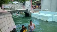 Kolam Hila-hila di Kabupaten Bulukumba, Sulsel tak hanya digemari masyarakat biasa, para caleg pun turut mengejar karomah kolam tersebut. (Liputan6.com/ Eka Hakim)