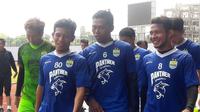 Pemain Persib, Eka Ramdani, Tony Sucipto, dan Gian Zola. (Bola.com/Erwin Snaz)