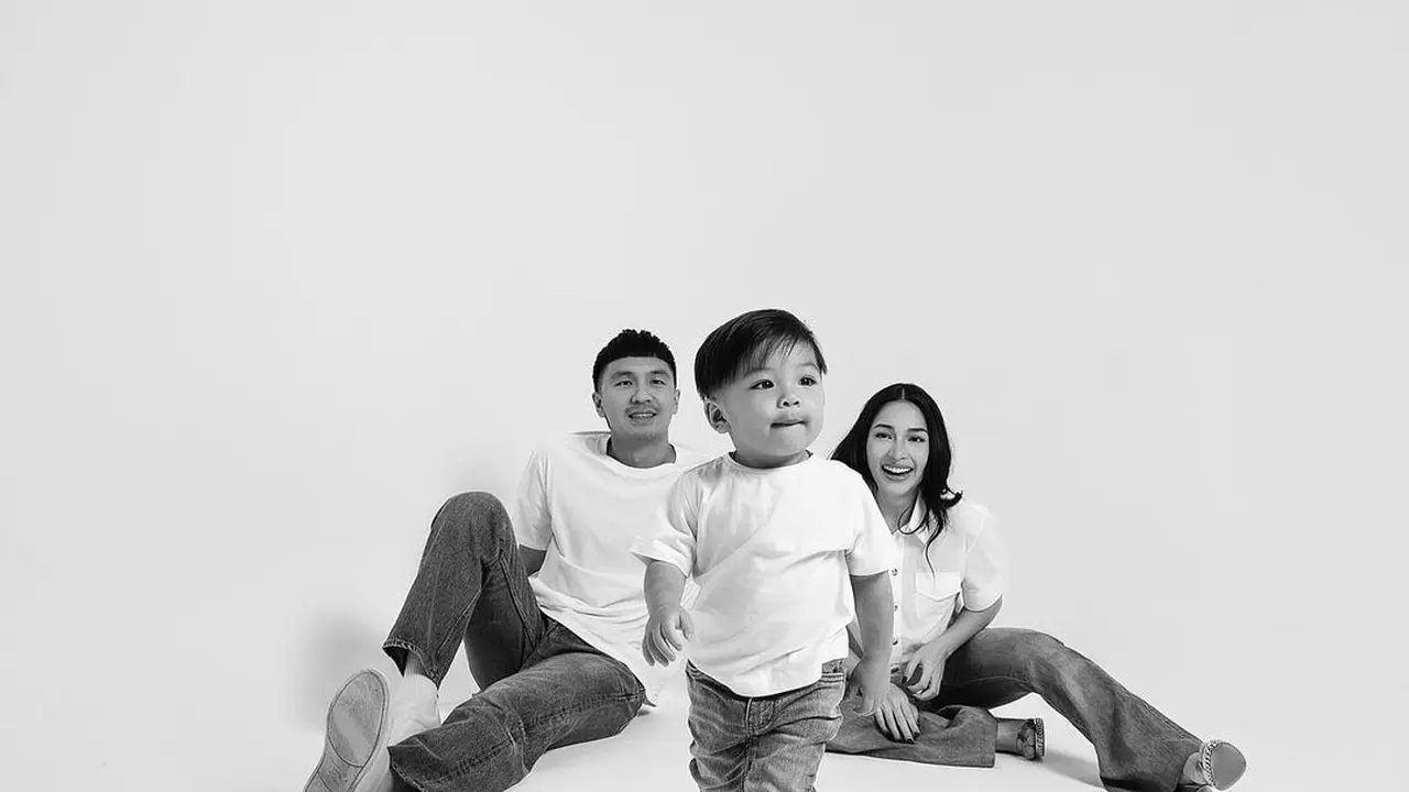 Potret Nikita Willy, Indra Priawan, dan Baby Izz (Instagram/nikitawillyofficial94)