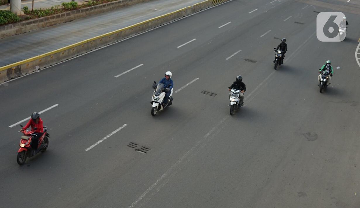 Pengendara sepeda motor melintasi Jalan MH Thamrin, Jakarta, Senin (24/5/2020). Kepala Dinas Perhubungan Provinsi DKI Jakarta Syafrin Liputo mengungkapkan kebijakan ganjil genap terhadap sepeda motor belum akan diterapkan dan hanya berlaku bagi kendaraan roda empat. (Liputan6.com/Immanuel Antonius)